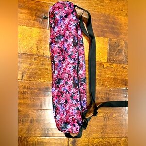 Lululemon Get Rolling Yoga Mat Bag *17L
In Bloom Multi / Black.  RARE and pretty